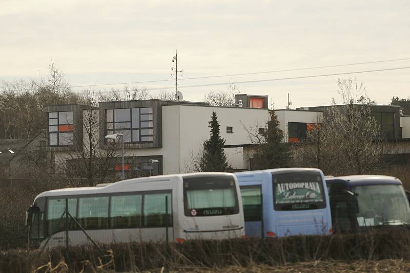 Soukromé gymnázium Open Gate v Babicích, které založil Petr Kellner s manželkou Renátou v roce 2005.