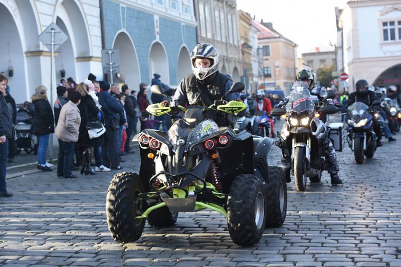 Již po osmnácté letos kolínští motorkáři říkající si Verbež kolínská uspořádali štědrovečerní vyjížďku s tradičním cílem u vánočního stromu na kolínském Karlově náměstí.