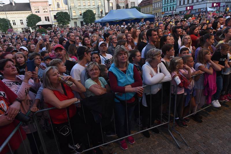 Kolínské kulturní léto: z koncertu zpěváka Marka Ztraceného na Karlově náměstí.