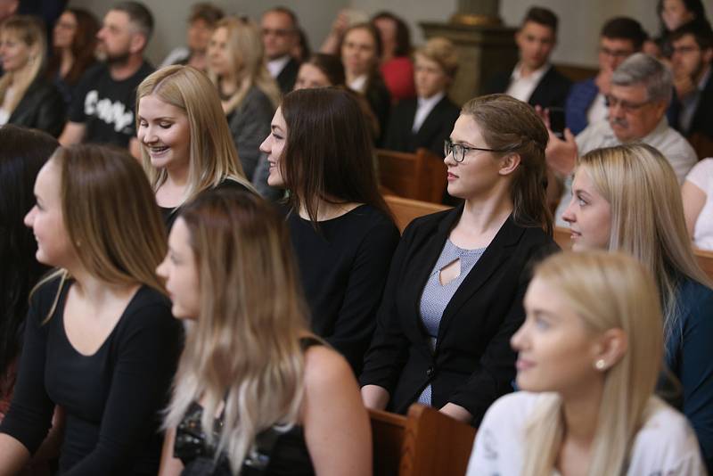 Žáci si v kolínské synagoze převzali maturitní vysvědčení.