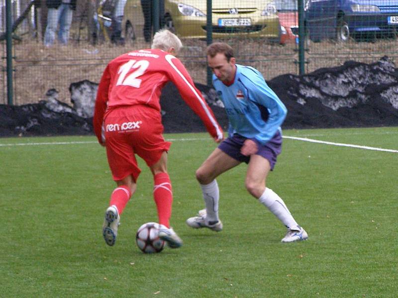 Z fotbalového utkání divizní skupiny C Velim - Tesla Pardubice (0:2)