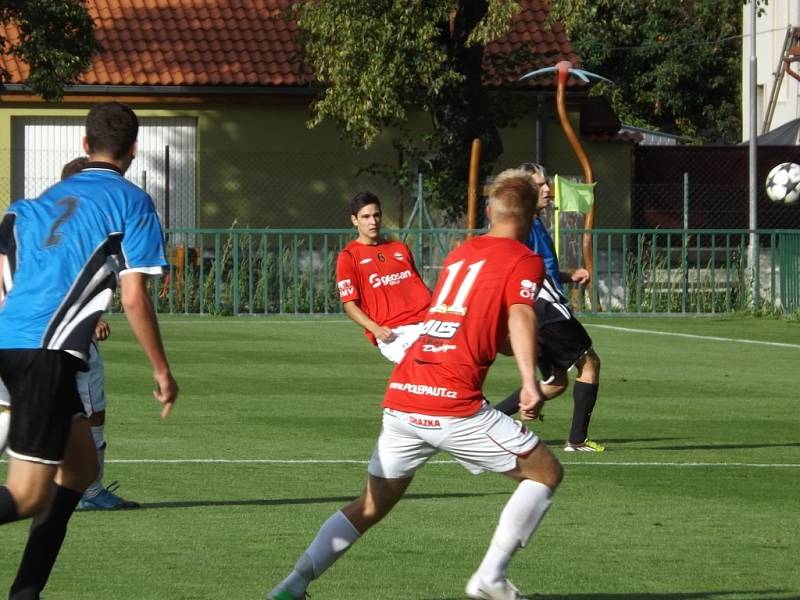 Z derby utkání v I. A třídě Velim - Červené Pečky (1:1).