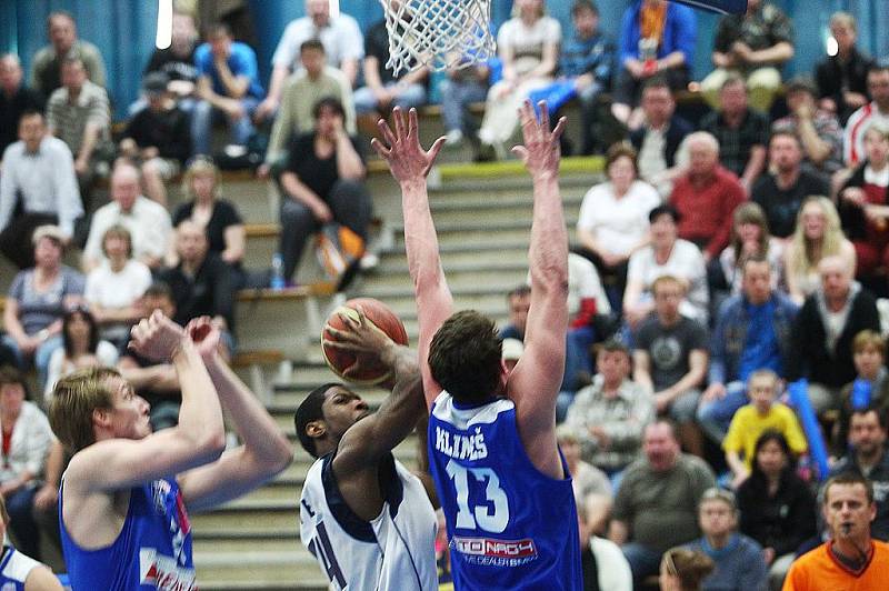 Z prvního utkání předkola play off BC Kolín - USK Praha (68:70). 