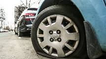 Propíchané pneumatiky aut zaparkovaných v Družstevní ulici v Kolíně.