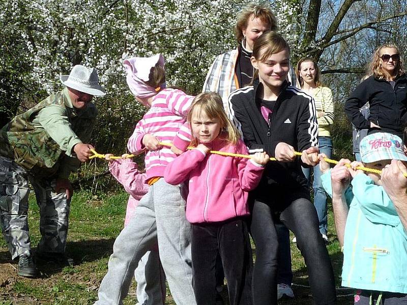 Moranu vynesly v neděli děti z Dětského klubu Pecka v Červených Pečkách.