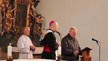U svěcení základního kamene komunitního centra na Zálabí byl přítomen sám generální vikář biskup Zdenek Wasserbauer.