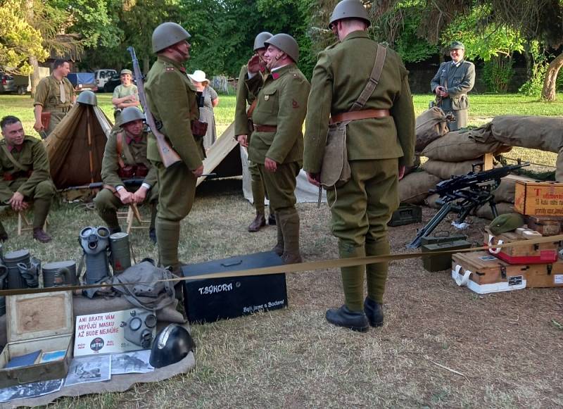 Páni z Kolína předvedli na Muzejní noci v Čelákovicích dobovou historickou techniku a okolí proměnili ve vojenské ležení.