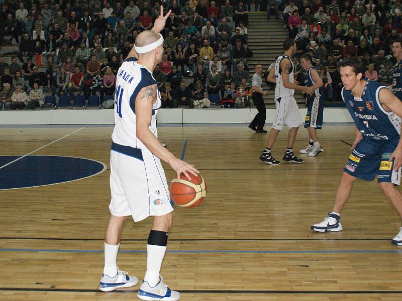 Z utkání Mattoni NBL Kolín - Prostějov (67:75).