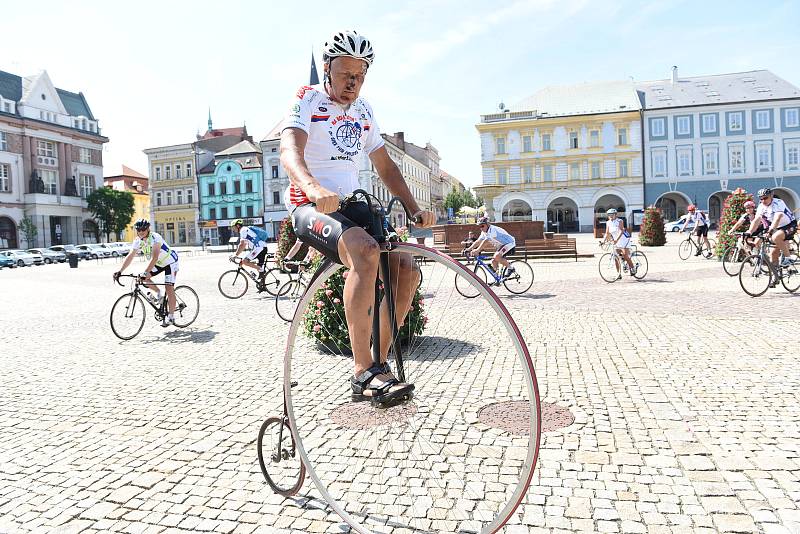 Dvacátého devátého května z Aše vyrazila na trať skupina cyklistů v již desátém ročníku projektu nazvaného Na kole dětem.