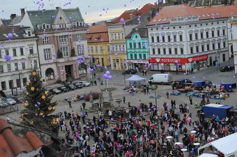 Z kolínského náměstí vzlétly k obloze balónky s přáními Ježiškovi