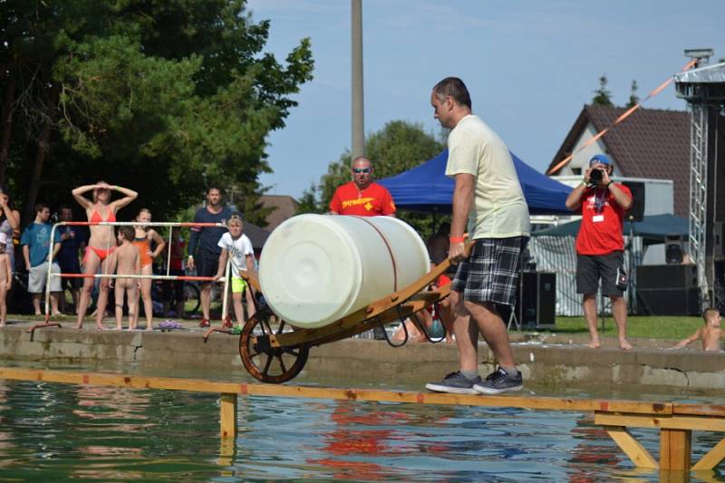 Soutěže na vodě přilákaly mnoho návštěvníků i účastníků.