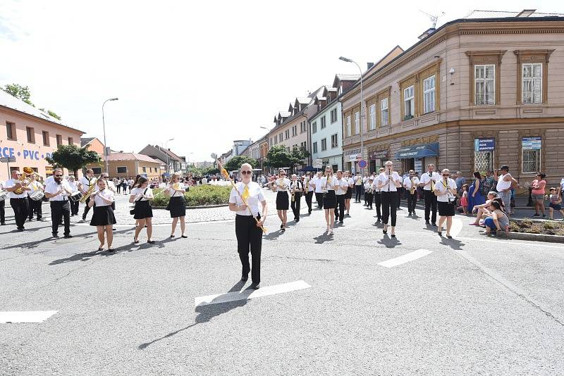 Rozpálenými kolínskými ulicemi pochodovaly mažoretky a dechové orchestry.