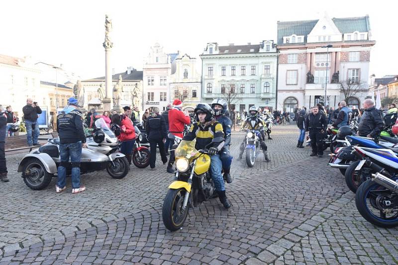 Již po osmnácté letos kolínští motorkáři říkající si Verbež kolínská uspořádali štědrovečerní vyjížďku s tradičním cílem u vánočního stromu na kolínském Karlově náměstí.