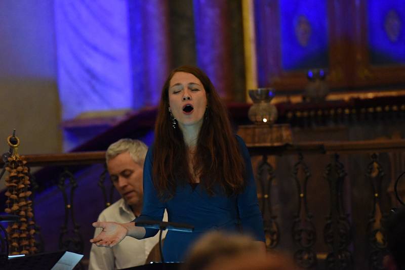 Festival Rosa Bohemica v kolínské synagoze: z vystoupení souboru Plaisirs de Musique se zpěvačkou Eliškou Tesařovou.