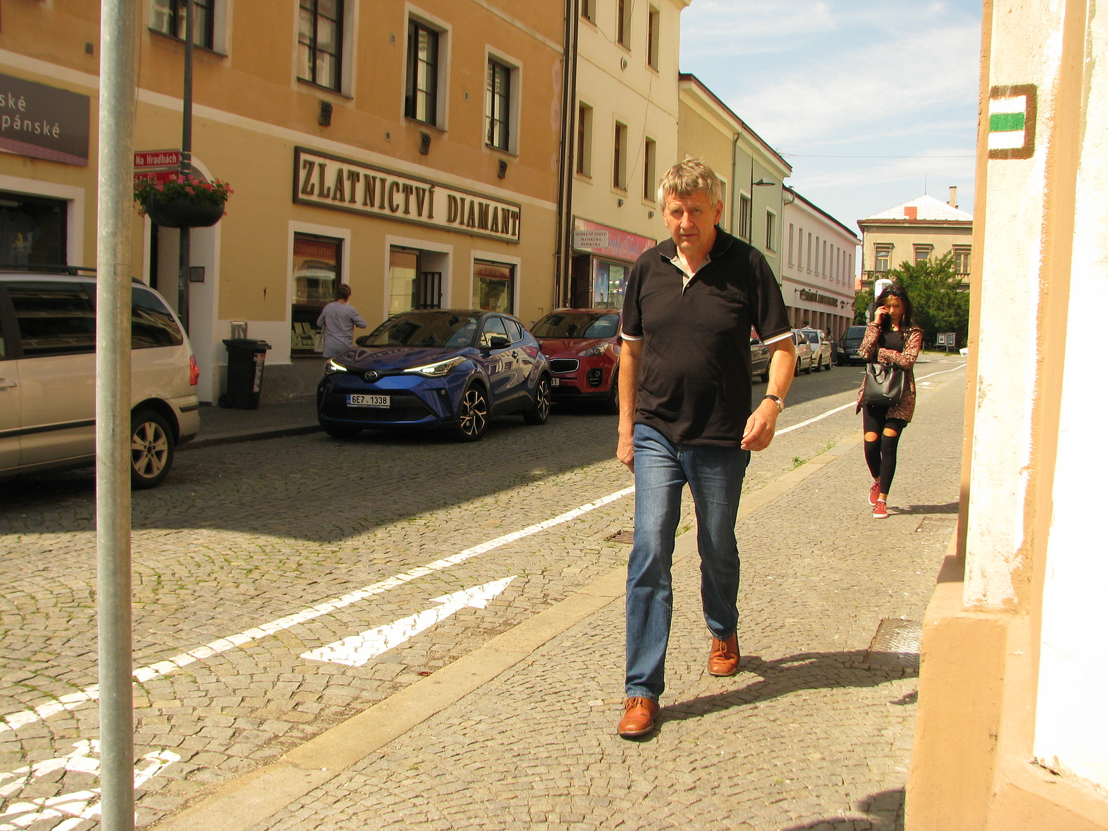 Monitorované stání v Pražské ulici v Kolíně nefunguje. Řidičům prodleva  nevadí - Kolínský deník