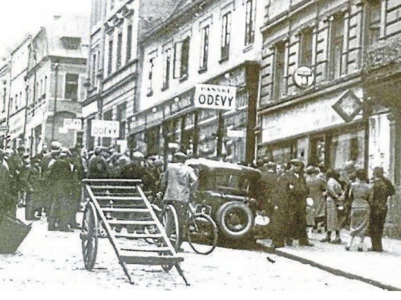 Poslech rozhlasu v Kouřimské ulici v Kolíně při vyhlášení mobilizace naší armády 23. září 1938.