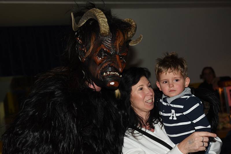 Krampusové přijeli do kulturního domu