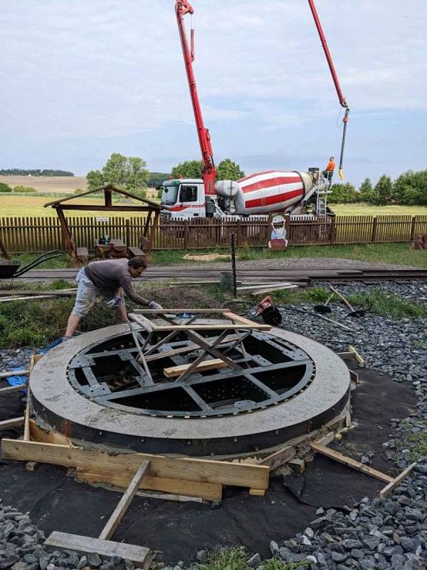 Nadšenci z Kolínské řepařské drážky instalují historickou točnu ve stanici v Býchorech