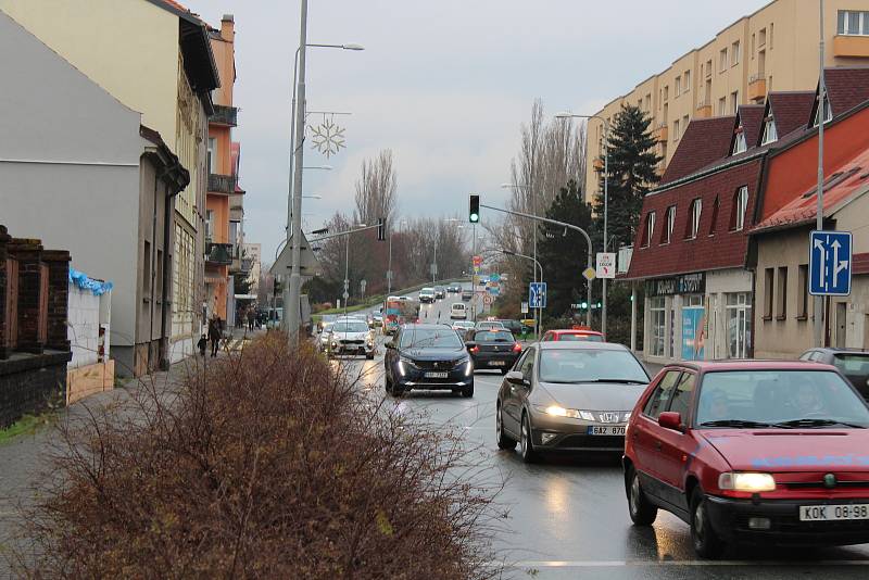 Rekonstrukce na kolínském Zálabí ještě zintenzivnila už tak hustou dopravu v Ovčárecké ulici. Tvoří se dlouhé kolony.