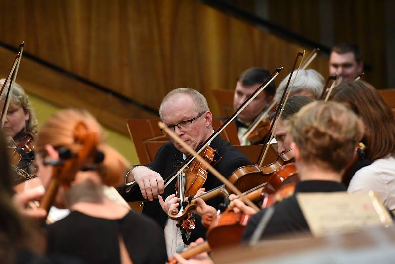 Podzimní koncert Kolínské filharmonie ve velkém sále Městského společenského domu v Kolíně.