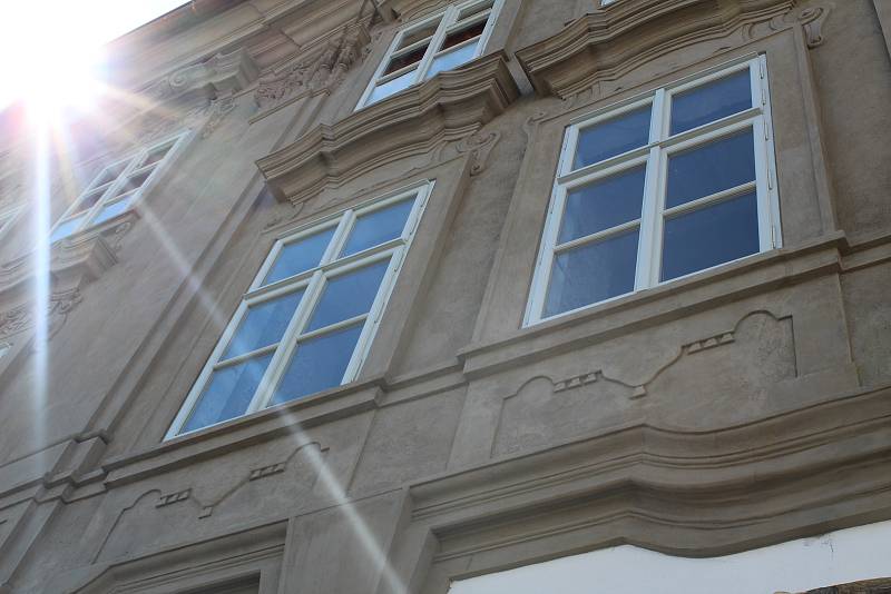 Dům U Zlaté štiky v Kolíně má po desítkách let novou fasádu