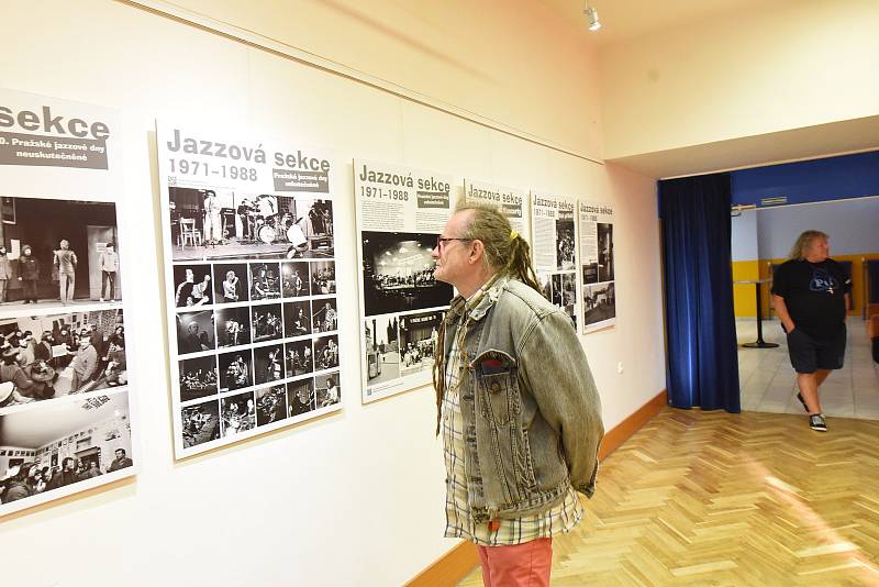 V Komorním sále se odehrála nejdříve vernisáž výstavy zasvěcené historii Jazzové sekce a poté koncertu legendární undergroundové kapely The Primitives Group.
