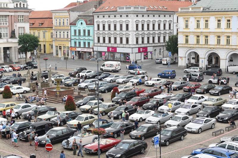 Majitelé vozů značky Mercedes-Benz se sešli po třiatřicáté a auty zaplnili kolínské Karlovo náměstí.