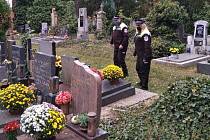 V období Dušiček dohlížejí na hřbitovy městští strážníci.