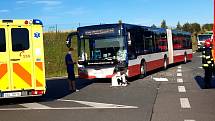 Na obchvatu Kolína došlo k nehodě autobusu a osobního auta.