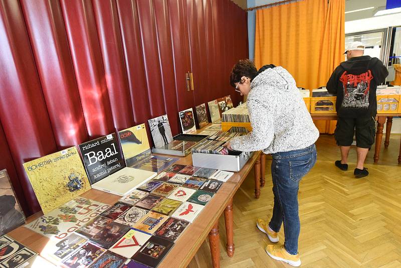 Vinylové desky se ve společenském domě nabízely asi naposledy.