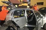 Zraněná řidička po nehodě ve Ždánicích byla vyproštěna pomocí hydraulického zařízení.