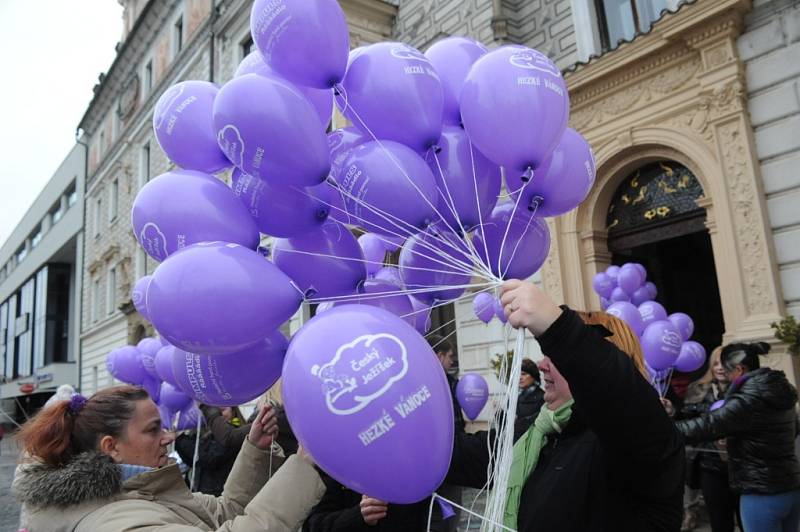 Z kolínského náměstí vzlétly k obloze balónky s přáními Ježiškovi