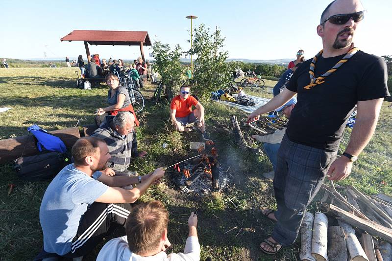 Otevřená ulice se loučila v babím létě.