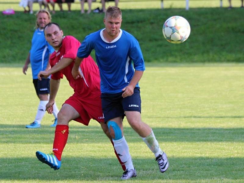 Z utkání Bečváry - Krakovany (2:1). Domácí slaví postup do I. B třídy.