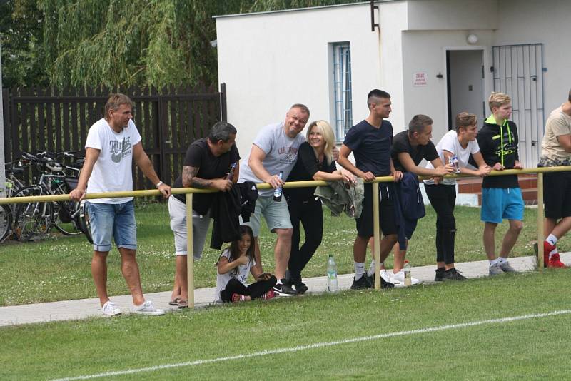 Ve Třech Dvorech se uskutečnil letní turnaj. Z vítězství se radovali domácí fotbalisté (v červeném).