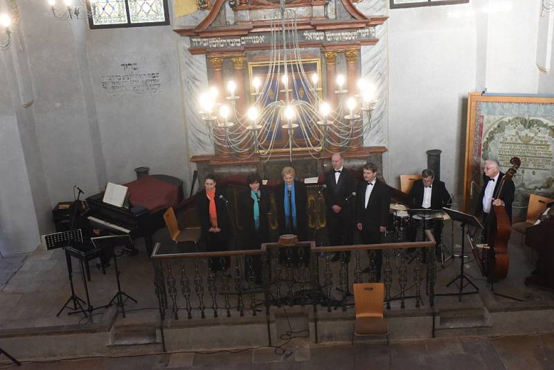 Tentokrát se v kolínské synagoze sešli členové a přátelé kolínského Kruhu přátel hudby na koncertu špičkového vokálně – instrumentálního souboru Linha Singers.