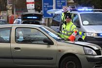 Dopravní nehoda policejního vozu s autem značky Renault na kruhovém objezdu u kolínského gymnázia.