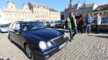 Kolínské Karlovo náměstí zaplnily automobily značky Mercedes – Benz