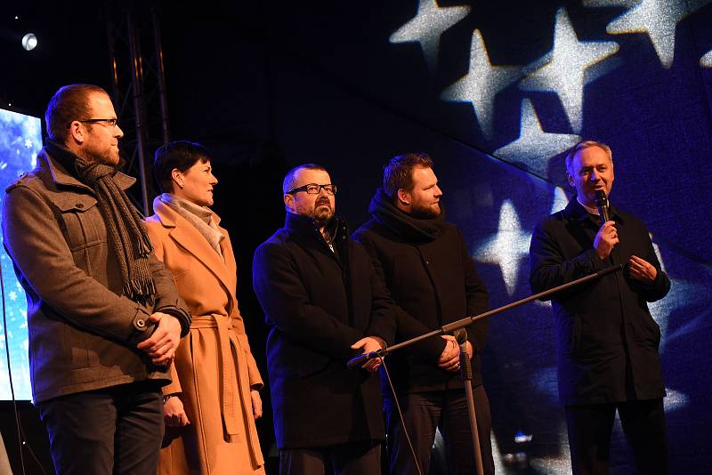 Kolínský vánoční strom se letos rozsvítil v rytmu bluegrassu