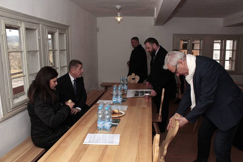 Vládní delegace se rozjela Středočeským krajem.