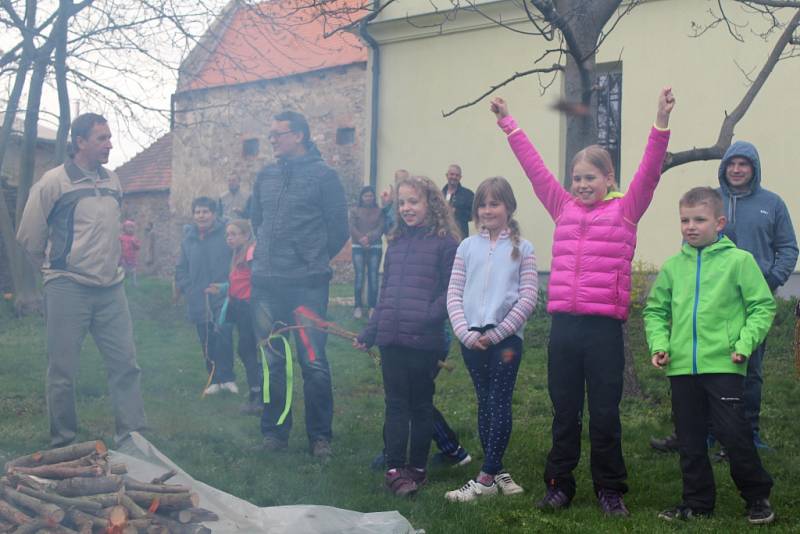 V Nebovidech se v sobotu odpoledne uskutečnilo příjemné velikonoční tvoření, alias vítání jara, zakončené vynášením Morany.