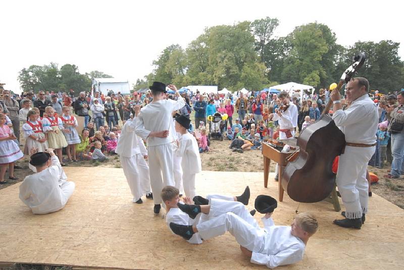 Festival Kefír se přesunul k zámku Kačina