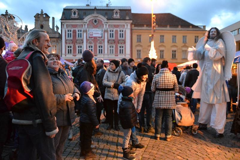 Kolíňáci zaplnili náměstí, aby se podívali na slavnostní rozsvícení vánočního stromu.