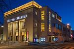 Divadlo v Kolíně prokouklo. Parádu udělaly nové fasády a efektní noční nasvícení