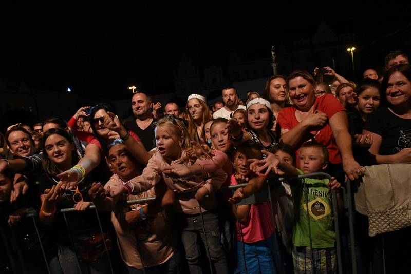 Kolínské kulturní léto: z koncertu zpěváka Marka Ztraceného na Karlově náměstí.