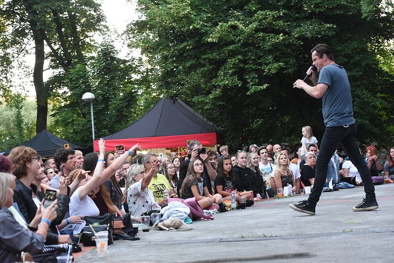 V Kolíně na sledování fotbalového utkání Česko - Dánsko navázal koncert kapely Chinaski.