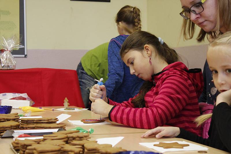 Již 9. ročník adventního jarmarku a festivalu kreativních dílen Andělské zvonění se uskutečnil v budově českobrodského gymnázia.