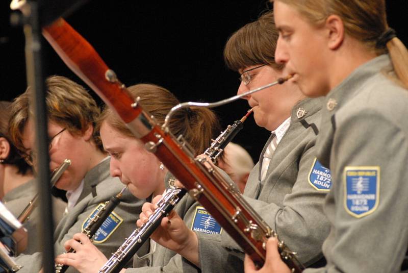 Směsí nazvanou Takový byl Kmoch, ale i jiné hudební akce, začal v úterý večer Jarní koncert velkého dechového orchestru pojmenovaného Harmonie 1872 Kolín s podtitulem .... takový byl Kmoch v kolínském Městském divadle. 