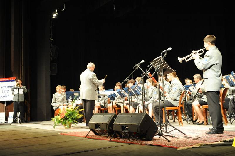 Směsí nazvanou Takový byl Kmoch, ale i jiné hudební akce, začal v úterý večer Jarní koncert velkého dechového orchestru pojmenovaného Harmonie 1872 Kolín s podtitulem .... takový byl Kmoch v kolínském Městském divadle. 