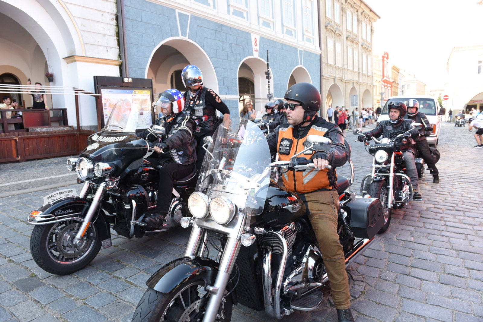 Karlovo náměstí zaplnily automobily Ford Mustang a motocykly  Harley-Davidson - Kolínský deník